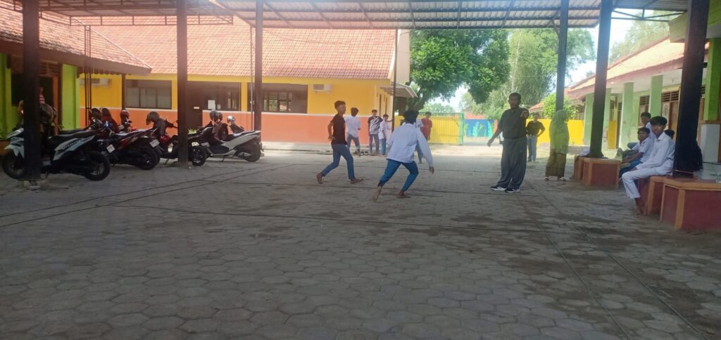 Lawan Kecanduan Gadget, SMA 2 Sampang Hidupkan Kembali Permainan Tradisional di Sekolah