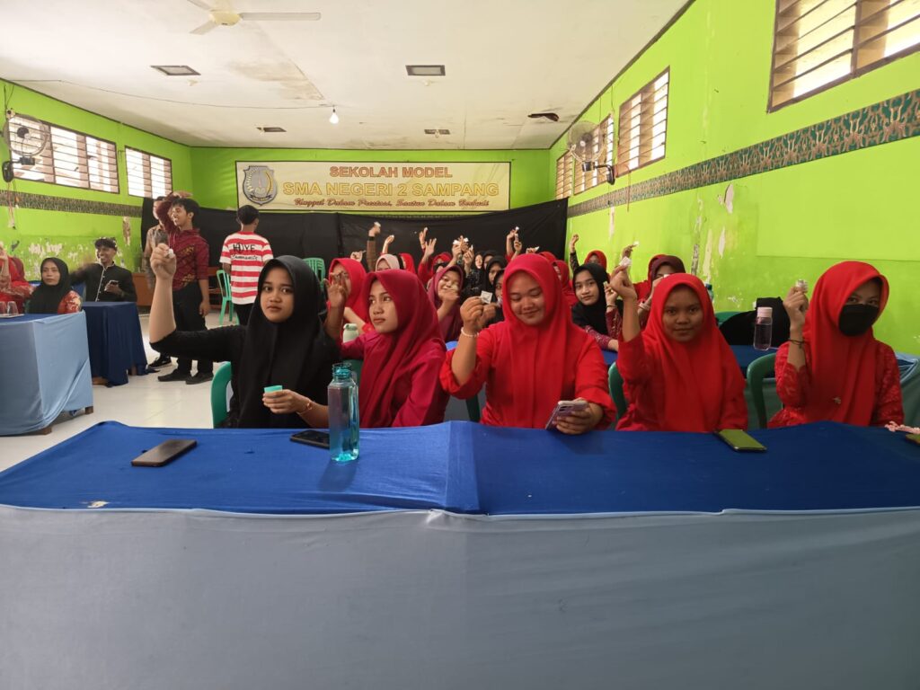 Peringati Hari Kartini, Ratusan Siswi SMAN 2 Sampang Kompak Minum Tablet Tambah Darah Serentak