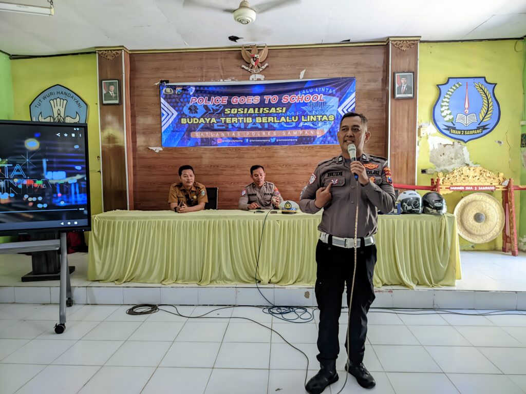 Tingkatkan Kesadaran Tertib Lalu Lintas, Satlantas Polres Sampang dan Jasa Raharja Edukasi Pelajar SMAN 2 Sampang