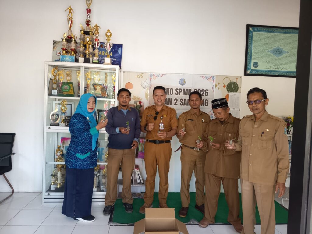 Sinergi Alumni dan Sekolah: Angkatan Muda SMADA Sampang Salurkan Bibit Sayur Demi Sukseskan Lomba ASTRA dan Program SIKAP