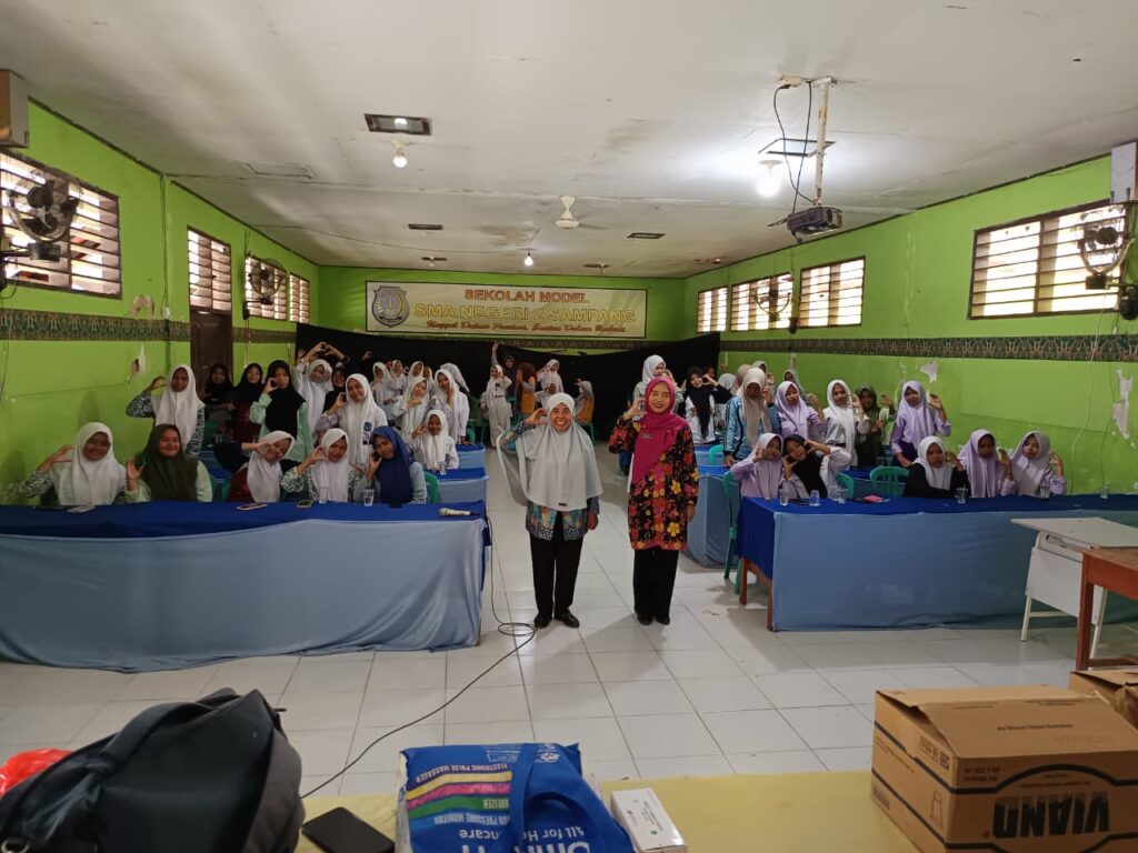 Cegah Anemia Sejak Dini! SMA Negeri 2 Sampang dan Puskesmas Banyuanyar Gelar Aksi Minum Tablet Tambah Darah dan Edukasi Gizi Seimbang