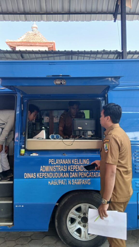 Percepat Perekaman E-KTP Pelajar, SMA 2 Sampang Gandeng Dispendukcapil Hadirkan Mobil E-KTP