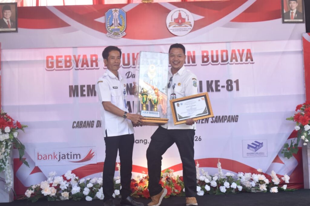 SMA 2 Sampang Borong Dua Piala Juara 1, Bukti Semangat Warga Sekolah dalam Mewujudkan Lingkungan Pendidikan yang Terawat dan Inspiratif