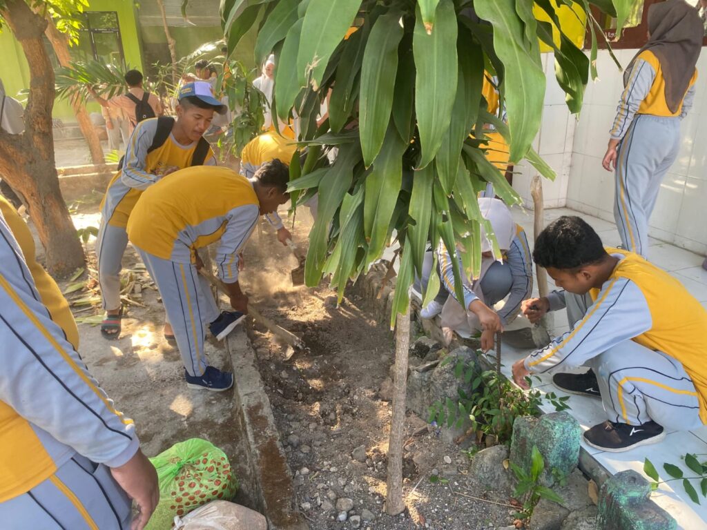 Dukung Program Ketahanan Pangan Jawa Timur, SMADA Sampang Mulai Olah Lahan Lewat Gerakan Jum’at Bersih