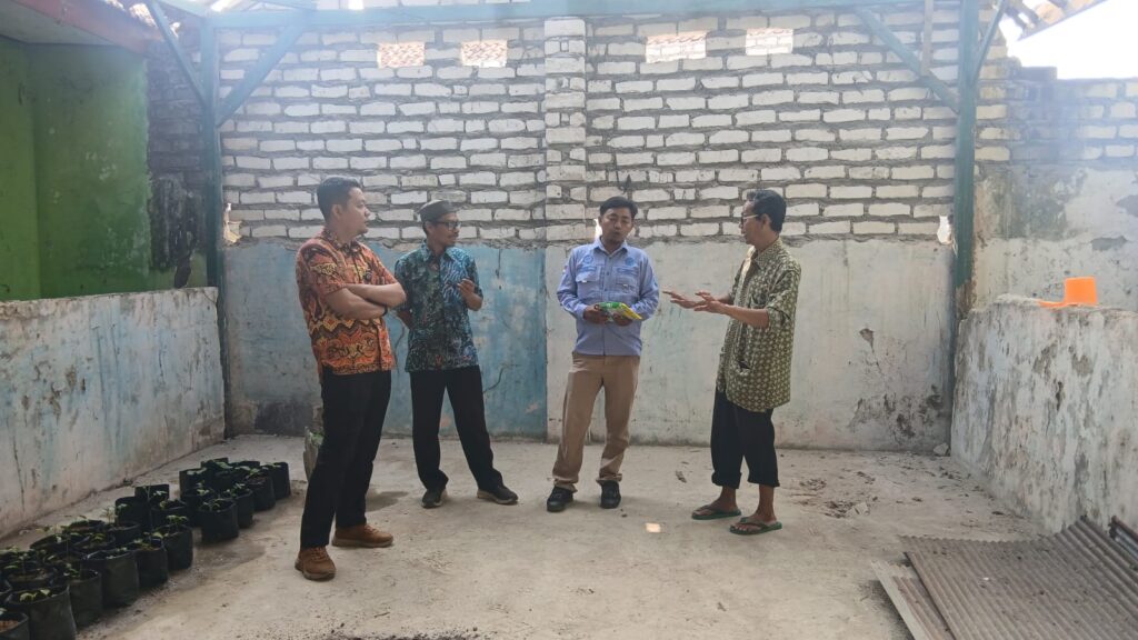 Dari Alumni untuk Almamater, Mas Ardi Dukung SIKAP SMADA Kembangkan Green House Hidroponik